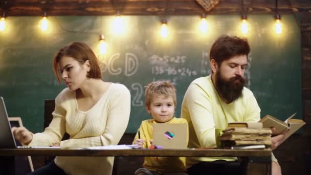 As crianças aprendem e estudam em casa. Crianças aprendendo e conceito de educação. Família feliz. Mãe pai e filho juntos escolaridade. — Vídeo de Stock