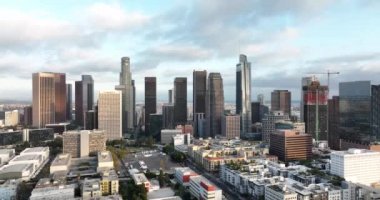 Los Angeles Şehir Merkezi Sinema İnsansız Hava Aracı Görüntüsü. Hava aracı uçuyor. Los Angeles şehir manzaraları.