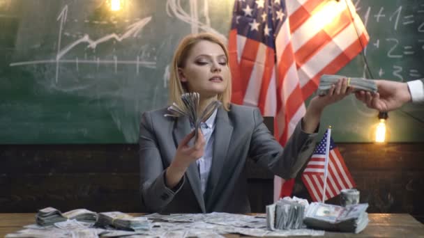 Retrato mujer con billetes de dinero en dólares billetes en la oficina. Contando dinero Dólar USA. — Vídeos de Stock