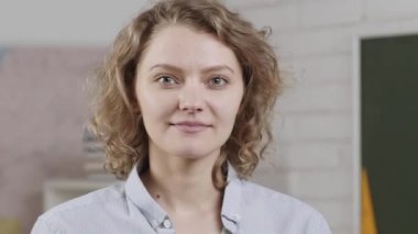 Genç öğretmen, portreyi kapat. Sınıftaki komik bayan öğretmen. Üniversiteli ya da üniversiteli.