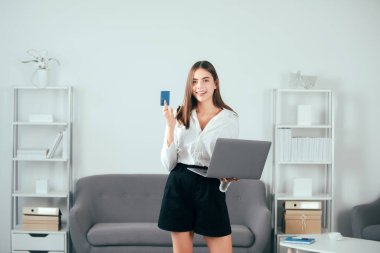 Genç sekreter ya da müdür, iş kadını ve bilgisayarlı kredi kartı. Mali planlama.