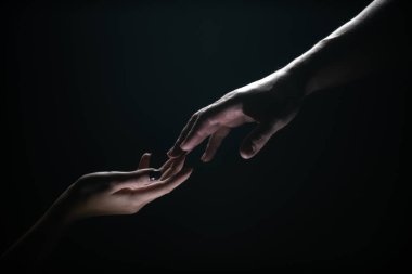 Vedalaşma anında iki el. Parmaklarınla romantik dokunuş, aşkım. Zor zamanlarında arkadaşına yardım et. Kurtarma jesti, destek, dostluk ve kurtuluş kavramı. Erkek ve kadın el ele tutuşuyor.