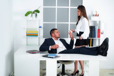 İki yaratıcı işçi ofiste projeyi tartışıyor. İş arkadaşları çift.