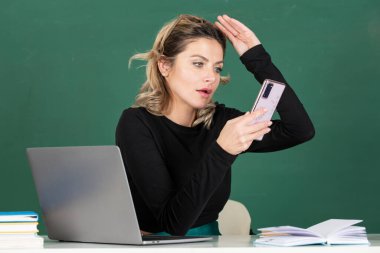 Tahtadaki genç bir lise ya da üniversite öğretmeni..