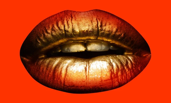 Gouden, sexy vrouwelijke gouden lippen op rood. Sensuele lippen, sexy mond. — Stockfoto