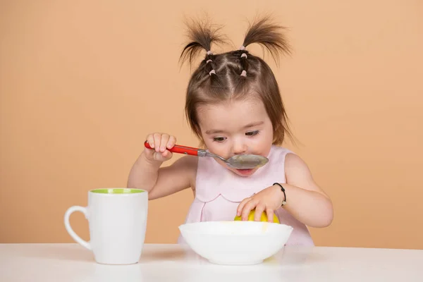 Cute funny babies eating, baby food. Little baby eating fruit puree. — Stockfoto
