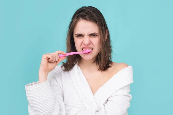 Retrato de belleza de una divertida mujer asombrada cepillándose los dientes con un cepillo de dientes de fondo aislado. Concepto dental. —  Fotos de Stock