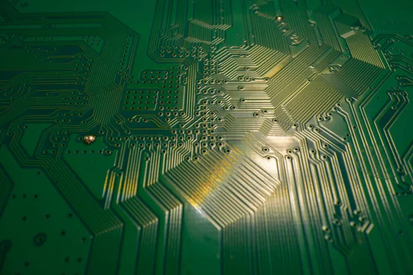 Elektronik devre kartı kapanıyor. Elektronik anakart kartı. Devre ve elektronik cihazlara yakın çekim. Elektrik devreleri ve teknoloji dokusundaki elektronik aletlerin arkaplanı.