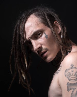 Yakışıklı hippi portresi, ciddi yüzlü hippi..