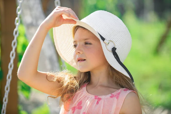 Cara de niño feliz. Niña adolescente chica tiene alegría de verano. Feliz día. Lindo niño alegre juguetón con cara divertida. Vacaciones de verano y feliz infancia. — Foto de Stock