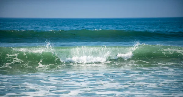 Panorama de água do oceano tropical, ondas do mar. Água calma, fundo do oceano. Paisagem marinha panorâmica. — Fotografia de Stock