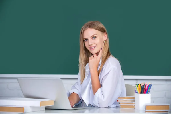 Ritratto di studente universitario allegro che guarda la macchina fotografica. Studente donna in lezione lezione in classe al liceo o all'università. — Foto Stock