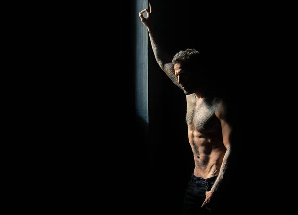 Sexy chlap. Silné svalnaté mužské tělo, svalovec. Svalnatý atletický sexy muž, nahý trup. — Stock fotografie