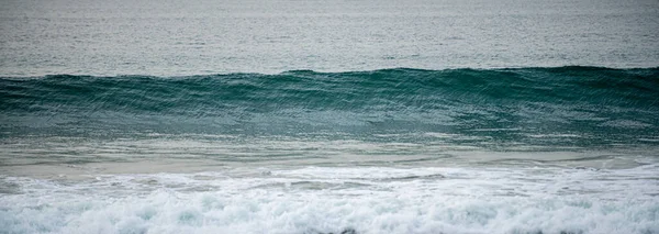Olas en el océano. Ondas marinas turquesas. Hermosas olas marinas con espuma de color azul y turquesa. —  Fotos de Stock