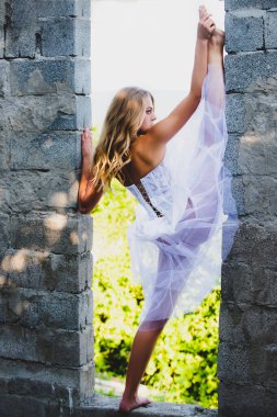 Sanat balesi. Genç balerin, balerin. Kadın esniyor. Bacak ayıran, esnek kız ayrılıyor. Genç kız yoga yapıyor, egzersiz yapıyor, spor yapıyor..