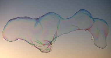 Gökyüzünde uçan sabun köpükleri mavi arkaplan.