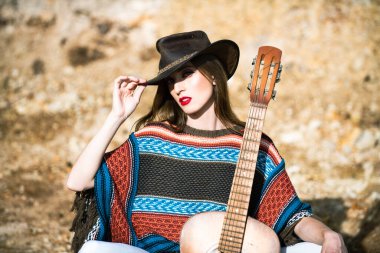 Boho tarzında taşralı bir kadın. Moda elbiseli genç bir manken. Hippi kız stili. Yazın moda kadını..