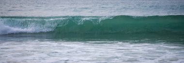 Yaz kumsalı, okyanus dalgaları tropikal bir denizde derin mavi dalgalar. Sakin deniz, okyanus arka planı.