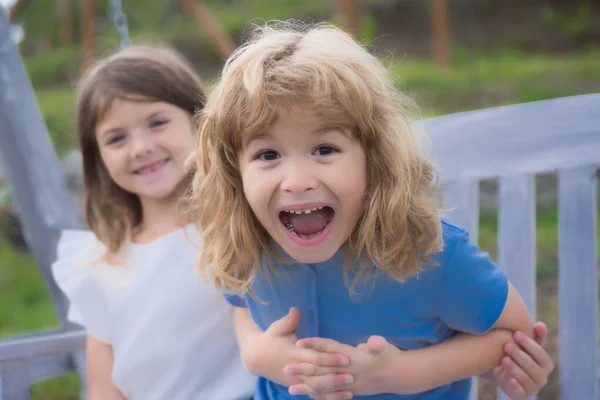 Aufgeregt lustige Bruder und Schwester spielen im Sommerpark im Freien. Kleine Jungen und Mädchen genießen den Sommer. Kinder laufen im Hinterhof. Beste Freunde zwei Kinder. — Stockfoto