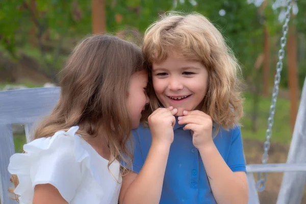 Embrasser et embrasser un couple d'enfants. Petits enfants adorables en plein air. Enfants dans le parc d'été, face fermée. Les enfants aiment ensemble. Enfants amis jouer ensemble en plein air. — Photo