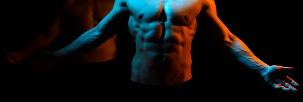 Corpo de homem musculoso sobre um fundo preto. Corpo forte nu, macho nu. Torso nu sexy, seis abdominais pacote. — Fotografia de Stock