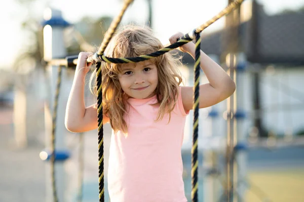 Çocuk parkındaki bir çocuğun duygusal portresi. Açık hava çocuk aktivitesi.