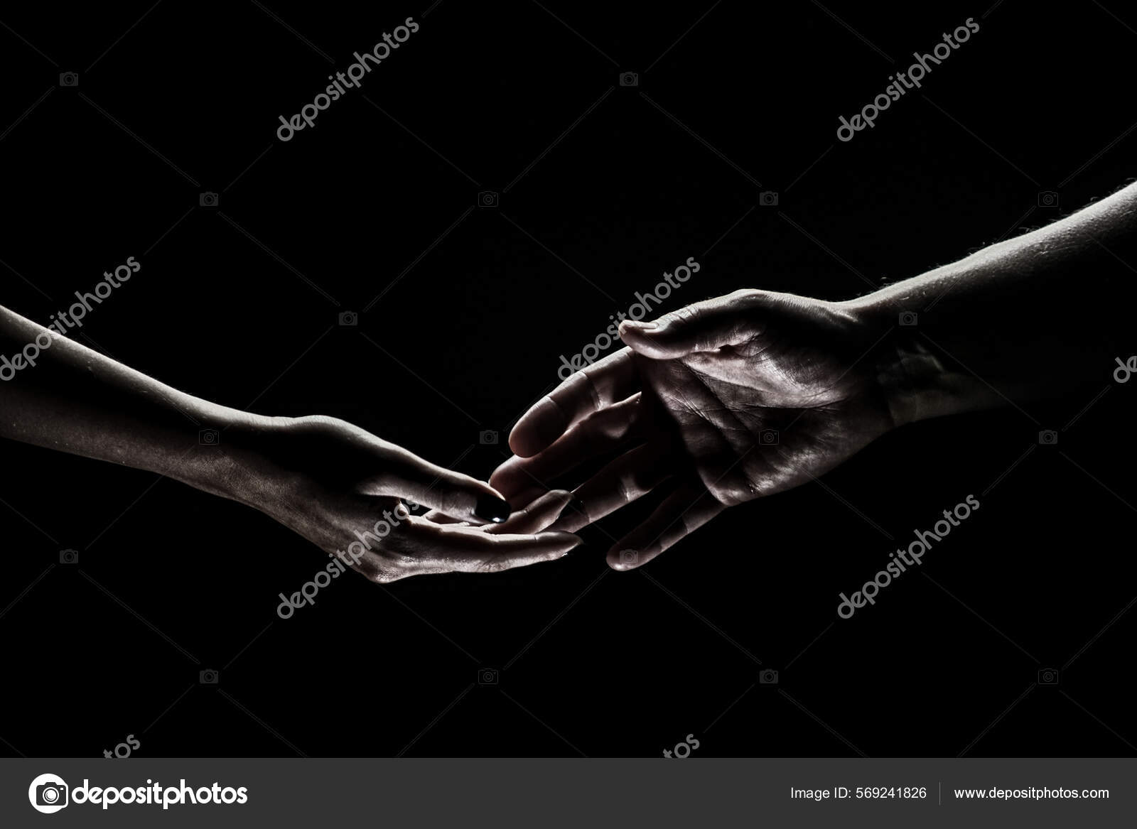 两只手朝前伸。伸出援助之手，在孤立的黑色背景下寻求拯救。男人和女人手牵着手，用手指触摸。男人和女人牵着手. ——图库图片©, image size:1600x1167