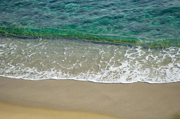 Océano u olas tropicales marinas. Fondo marino, paisaje marino. Playa tropical con olas, fondo natural. Copiar el espacio de vacaciones de verano y el concepto de viaje. —  Fotos de Stock