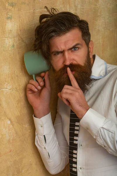 L'homme qui écoute à travers le mur avec la tasse. Secrets et commérages concept. Curieux gars entendant voisins. — Photo