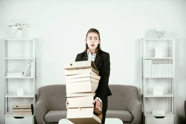 Smutek przygnębiony bizneswoman trzymając wiele folderów z dokumentami, frustracja sekretarka dziewczyna, zestresowany pracownik pracujący nadgodziny z zbyt dużo pracy, problem biurowy w miejscu pracy. — Zdjęcie stockowe