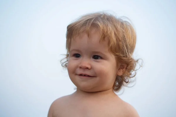 Cara de bebé infantil de cerca. Gracioso retrato de primer plano de niño. Niño rubio, cara de emoción. —  Fotos de Stock