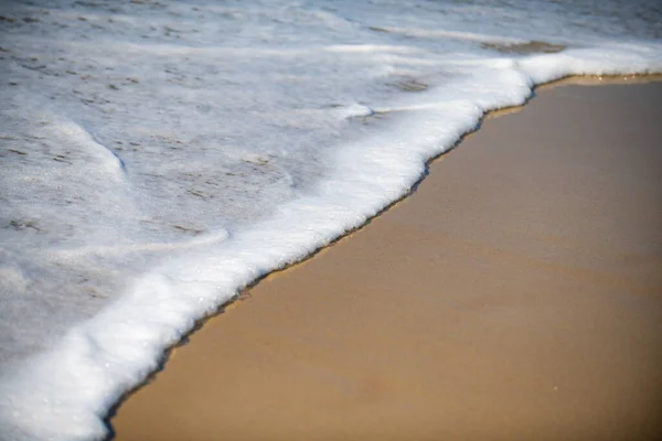 海泡だ。海の中の波。ターコイズブルーの海の波。青い泡とターコイズ色の美しい海の波. — ストック写真