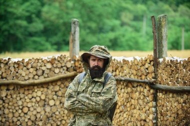 Çiftlik arazisinde orta yaşlı bir adam portresi. Kırsal kesimdeki yaşlıların portresi. Avcı sonbaharda av mevsiminde düşer. Vahşi köy yaşam tarzı..