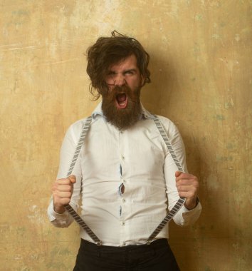 Komik, çılgın adam pantolonunu indirirken samimi yüz ifadesi haykırıyor. Taranmamış dağınık saçlı sakallı adam..