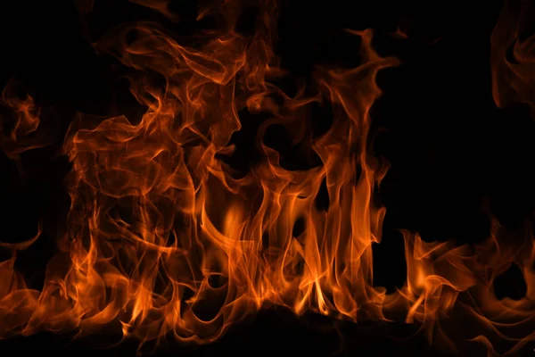 Feuerflamme brennt und Feuer glüht auf schwarzem Hintergrund. — Stockfoto