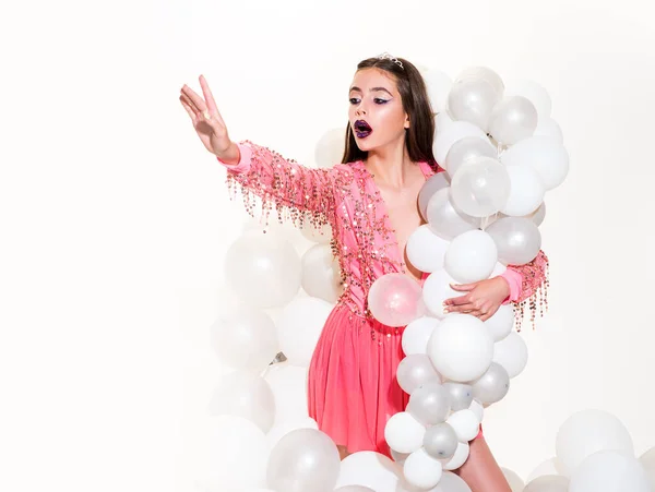 Valentinstag oder Geburtstag. Porträt einer aufgeregten Frau mit Luftballons. Feiertage, Feiern und Frauentag-Konzept. Sinnliche Mädchen mit Luftballons auf weißem Hintergrund. — Stockfoto