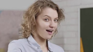 Mutlu genç bayan öğretmen. Gülümseyen kız öğrencinin yakın plan portresi. Danışman, öğretmen, öğretmen, yüzünüzü kapatın. Okul kavramı.