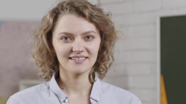 Öğrenci. Gülümseyen neşeli bayan öğretmen. Okulda gülümseyen kız öğrenci ya da kadın öğretmen portresi. Gülümseyen kadın.