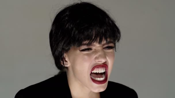 Křičící ústa, emocionální mladá žena křičící. Šílený a smutný zuřivý výkřik. Rozzlobená vystresovaná žena křičí hněvem a vztekem. — Stock video