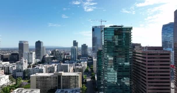 Небоскрёбы Лос-Анджелеса в центре города, летают на беспилотнике, вид сверху. Деловой район, мегаполис, панорамный город. Лос-Анджелес, Калифорния, США, 10 мая 2022 года. — стоковое видео