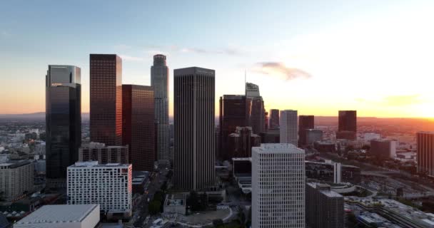 로스앤젤레스 공중에서 내려다 보이는 고층 건물들이 있는 도시 중심부. — 비디오