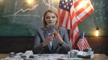 Amerikan doları. Ofisinde para banknotları olan portre kadını. Kredi parası.
