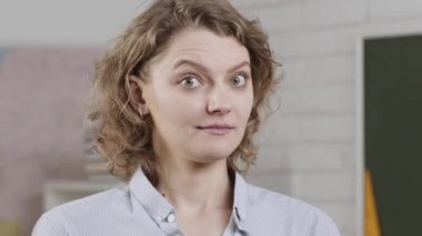 Çekici öğretmenler yakın planda. Sınıftaki zeki genç bir kadının portresi. Konsept çalış.