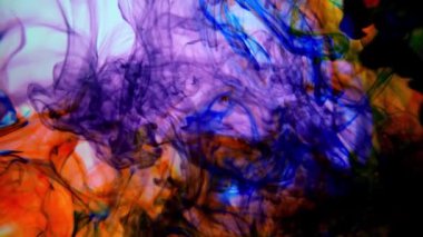 Bir tutam boya. Soyut arkaplan. Boya suya sıçrar ve yavaşça çözünür. Soyut renkli arkaplan.