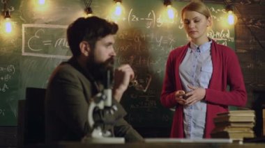 Lise öğrencisi. Öğretmen ve üniversite öğrencisi sınıfta. Akıl hocası, koç, öğretmen kadın, iş arkadaşıyla konuşuyor. Üniversitede ödev yapmayı düşünen kız öğrenci..