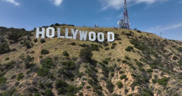 カリフォルニア州ハリウッド- 2022年5月14日。サンタモニカ山脈のハリウッドヒルズ地域にあるマウント・リーのアメリカ文化アイコン。カリフォルニア州ロサンゼルスで有名なハリウッドサイン. — ストック動画