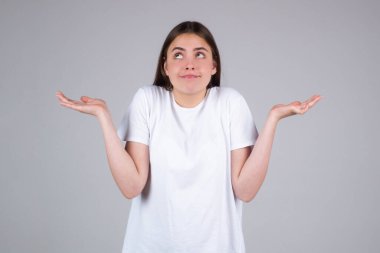 Komik surat. Güzel bir kadın ve sorgulama jesti. Omuzlarını silken bir kız, şüpheler. Duygusal yüz..