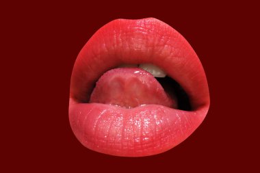 Dil ve seksi kadın dudakları, şehvetli kadınlar ağzı açık, izole bir arka plan. Dil, dudak yalar. Dil, parlak dudakları sever..