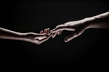 Parmaklarınla romantik dokunuş, aşkım. İki el birbirini gerer, siyah arka plan. Birbirine aşık çiftler, yaklaşın. Yardım eli, destek, arkadaşlık. Şefkat, şefkat dokunuşu.