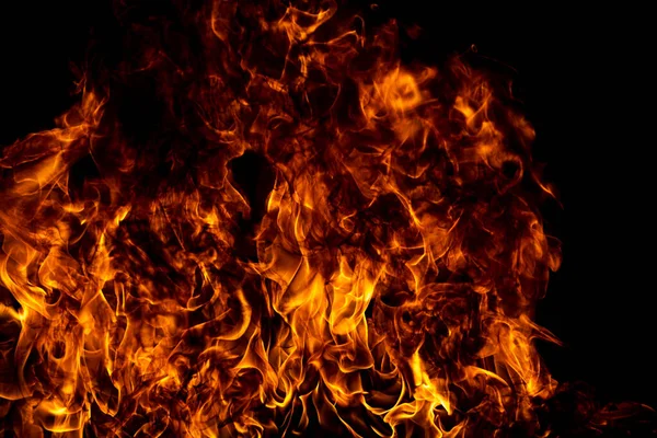 Текстура огня на черном фоне. Абстрактный огненный фон, большой горящий огонь. — стоковое фото